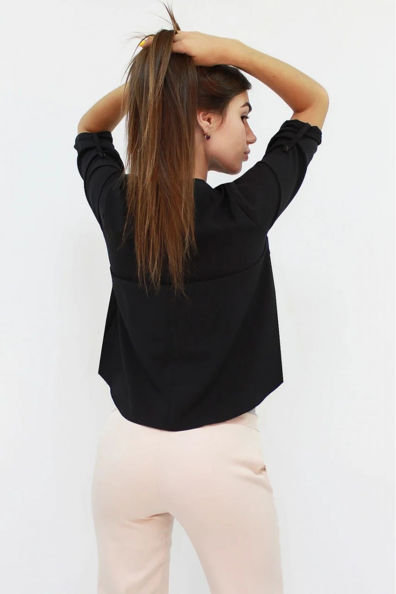 Стильна жіноча блузка вільного крою кольору чорна