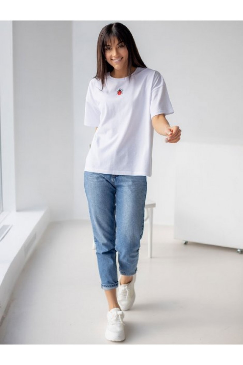 Жіноча футболка з вишивкою біла вільного крою