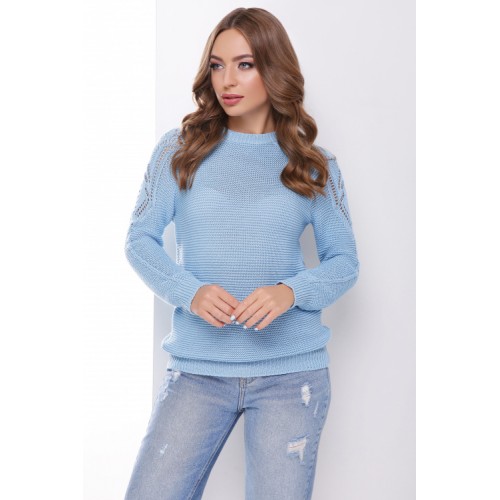 В'язаний жіночий светр з ажурними елементами на плечах блакитний