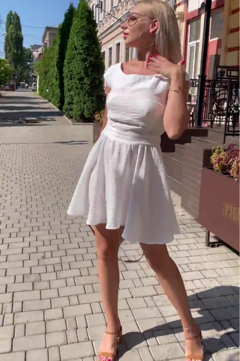 Белое летнее платье с оригинальной спинкой